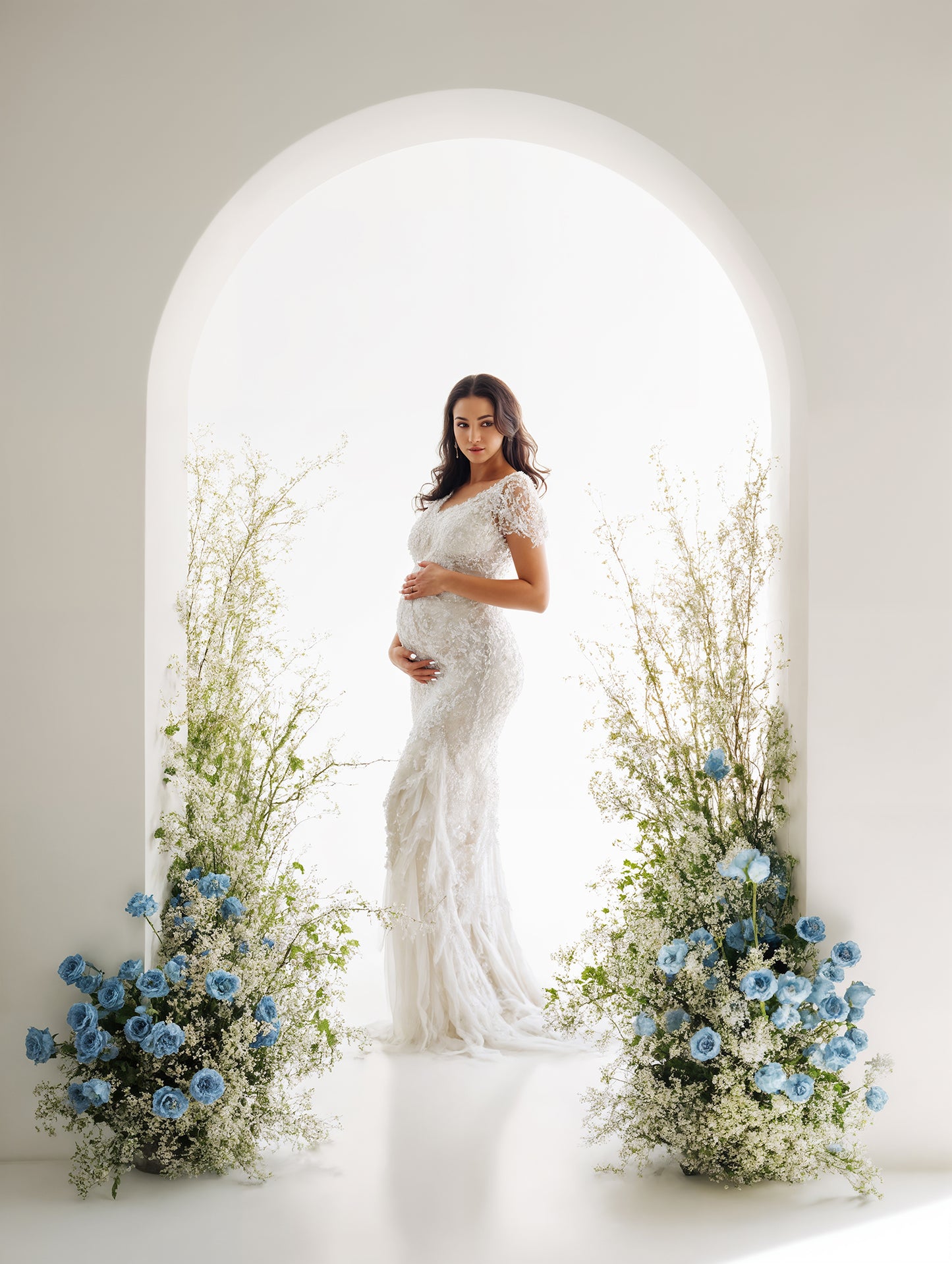 Conjunto de cenário digital com arcos florais brancos